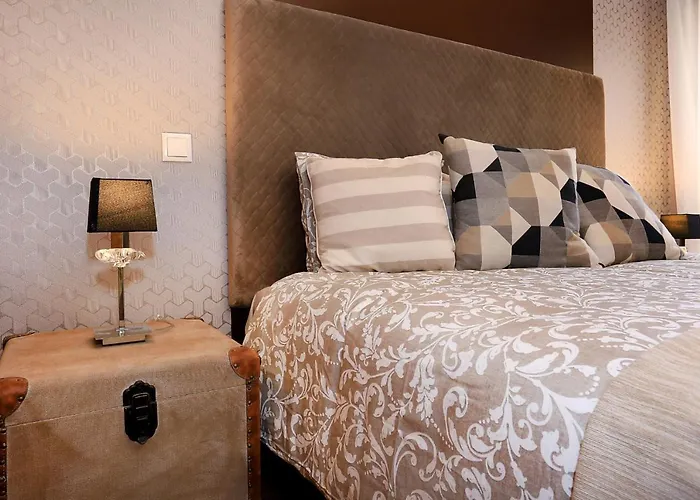 Henri's - Patio Do Convento * Lagos